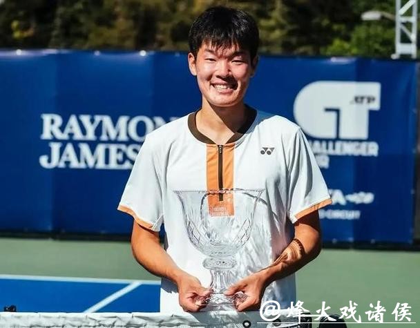 父母是老乡，砸下300万元成美国藤校网球特长生，15年未曾归国